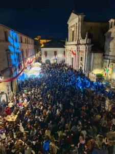 Pubblico durante Divin Boville nel centro storico di Boville Ernica