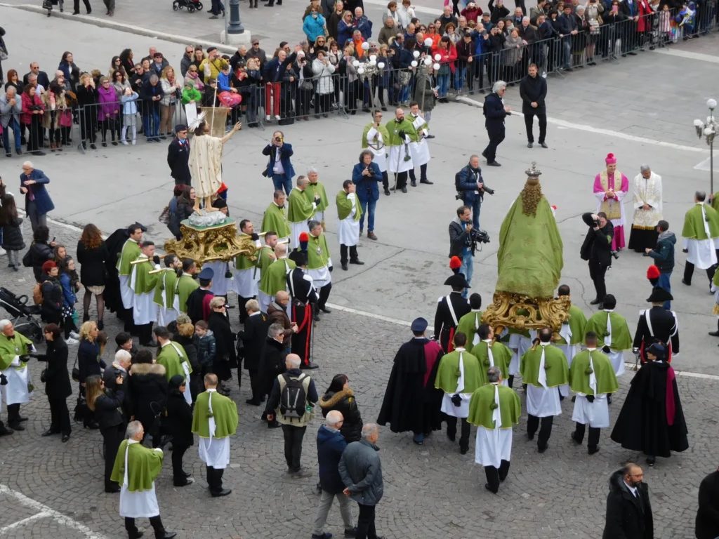 Madonna che Scappa in Piazza a Sulmona durante la Pasqua