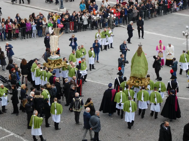 Madonna che Scappa in Piazza a Sulmona durante la Pasqua