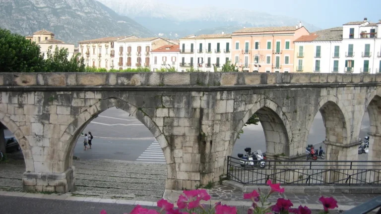 Piazza Garibaldi nel centro storico di Sulmona